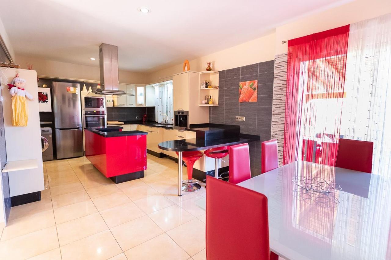 Villa With Private Pool And Magnificent Views Адехе Екстериор снимка
